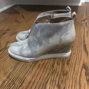 Camo wedge sneaker